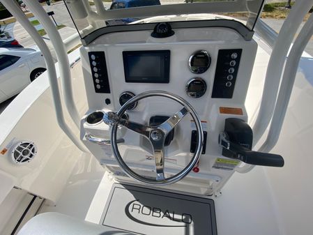 Robalo R200 Center Console image