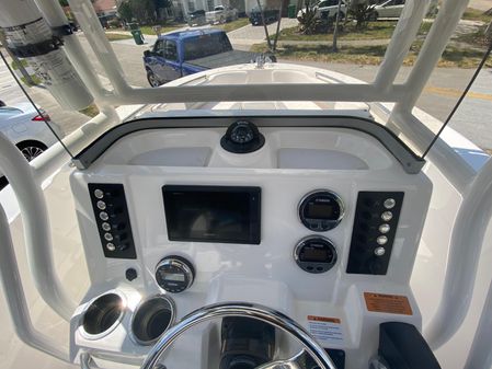 Robalo R200 Center Console image