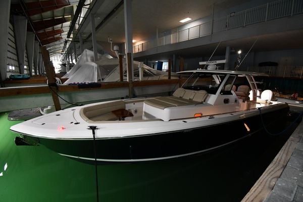 Pursuit S 408 Sport - main image