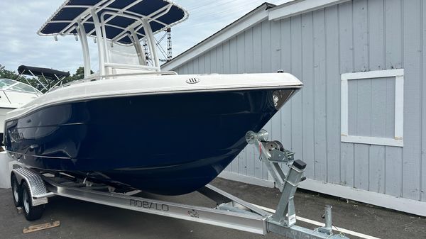 Robalo R222 Center Console