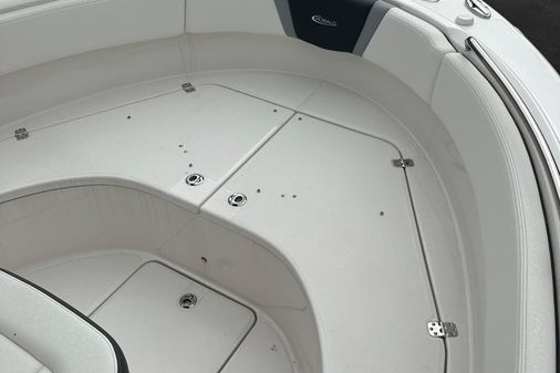 Robalo R222-CENTER-CONSOLE image