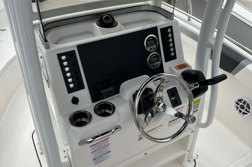 Robalo R222-CENTER-CONSOLE image