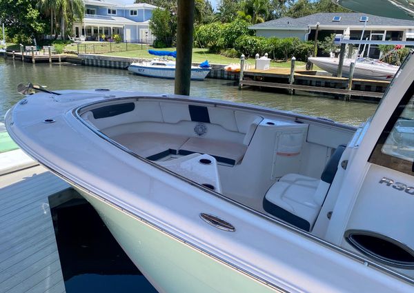 Robalo R302 Center Console image