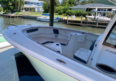 Robalo R302 Center Console image