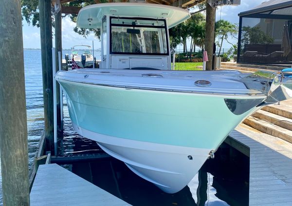 Robalo R302 Center Console image