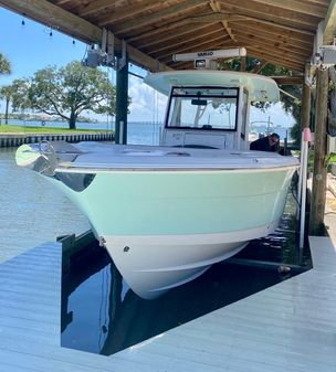 Robalo R302 Center Console image