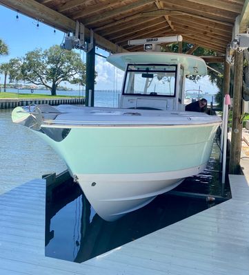 Robalo R302 Center Console - main image