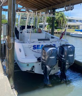 Robalo R302 Center Console image