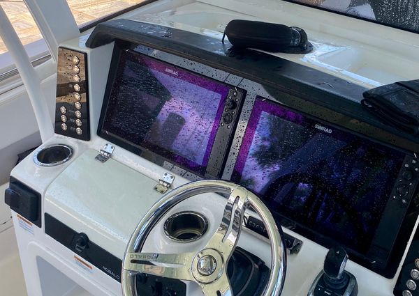 Robalo R302 Center Console image