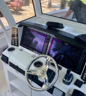 Robalo R302 Center Console image