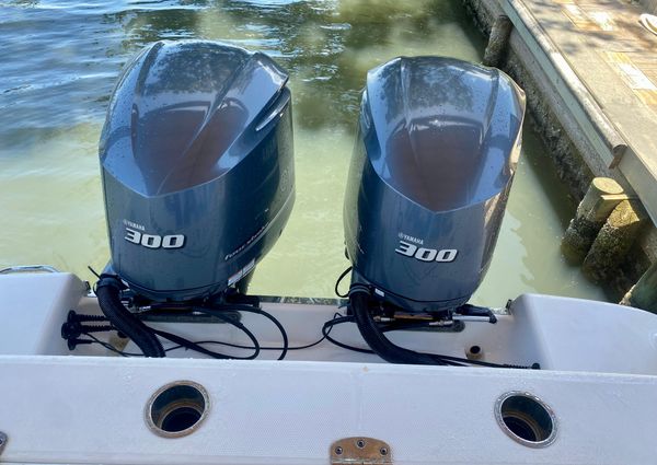 Robalo R302 Center Console image