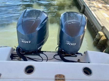 Robalo R302 Center Console image