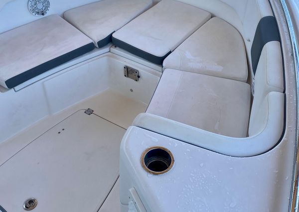 Robalo R302 Center Console image