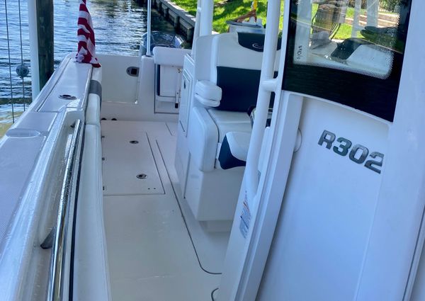 Robalo R302 Center Console image