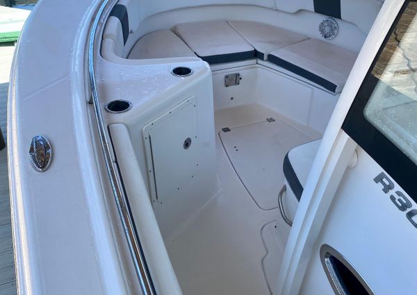 Robalo R302 Center Console image