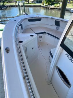 Robalo R302 Center Console image