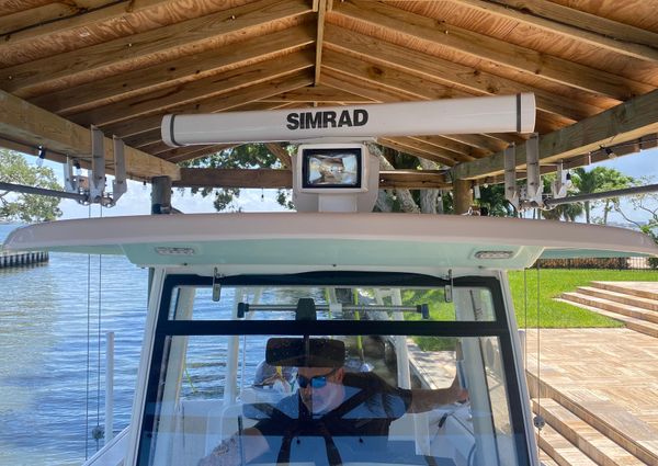 Robalo R302 Center Console image