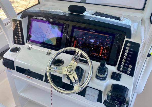 Robalo R302 Center Console image