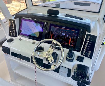 Robalo R302 Center Console image