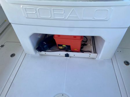 Robalo R302 Center Console image