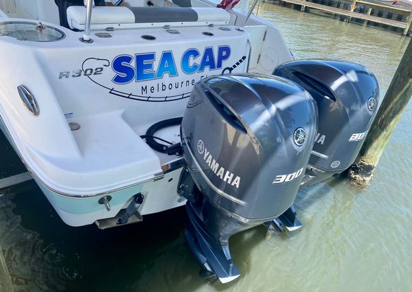 Robalo R302 Center Console image