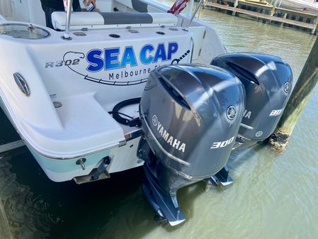 Robalo R302 Center Console image