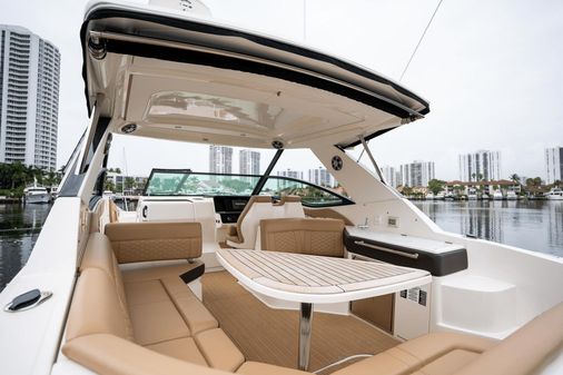 Sea Ray 320 Sundancer OB image