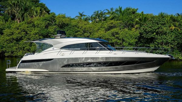 Riviera 5400 Sport Yacht 