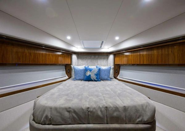 Riviera 5400 Sport Yacht image