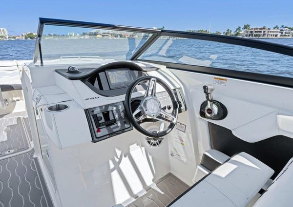 Sea Ray 290 Sundeck image