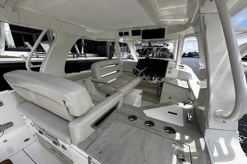 Boston Whaler 350 Realm image