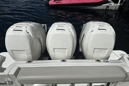 Boston Whaler 350 Realm image