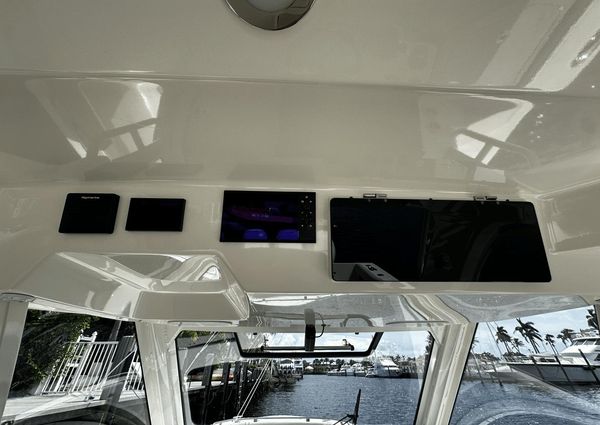 Boston Whaler 350 Realm image