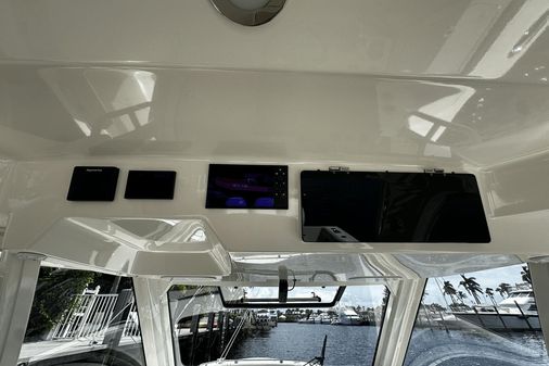 Boston Whaler 350 Realm image