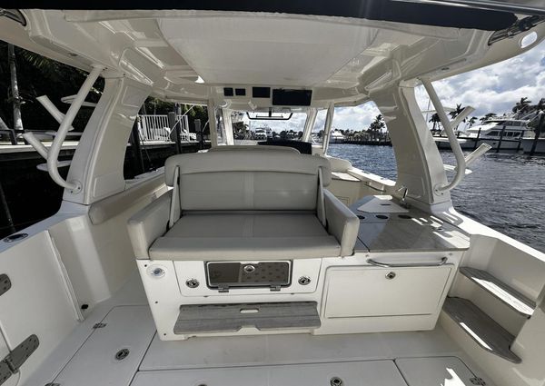 Boston Whaler 350 Realm image