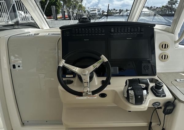 Boston Whaler 350 Realm image