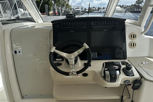 Boston Whaler 350 Realm image