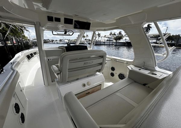 Boston Whaler 350 Realm image