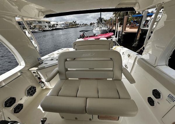 Boston Whaler 350 Realm image