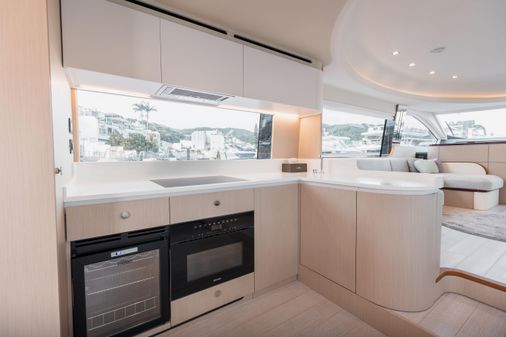 Azimut 68 image