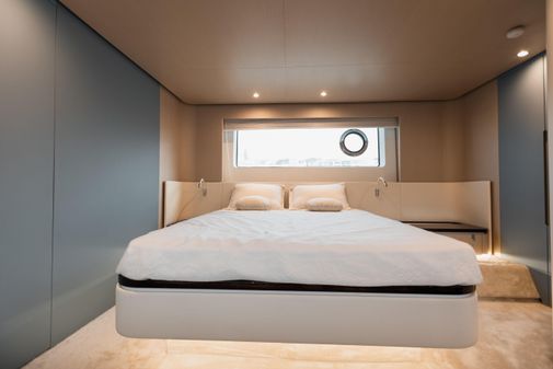 Azimut 68 image