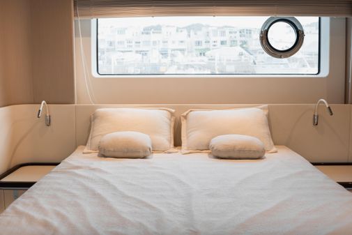 Azimut 68 image