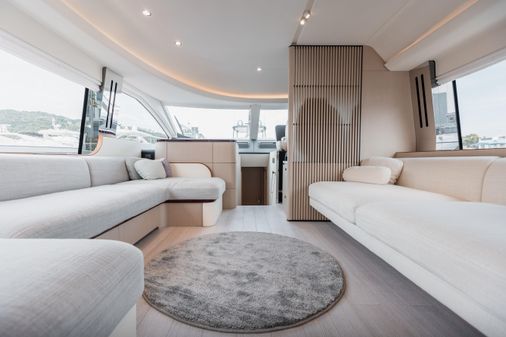 Azimut 68 image