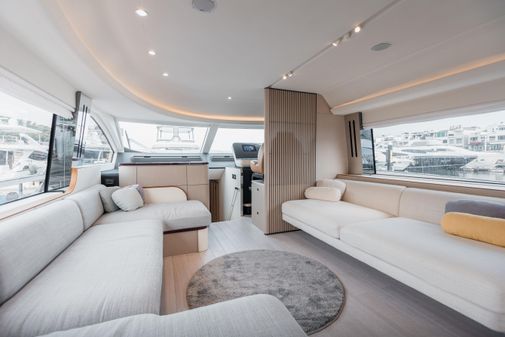 Azimut 68 image