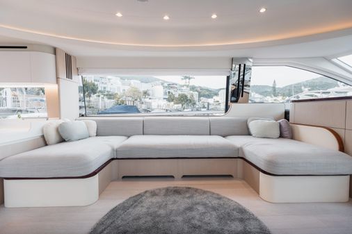 Azimut 68 image