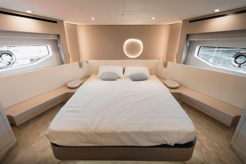 Azimut 68 image