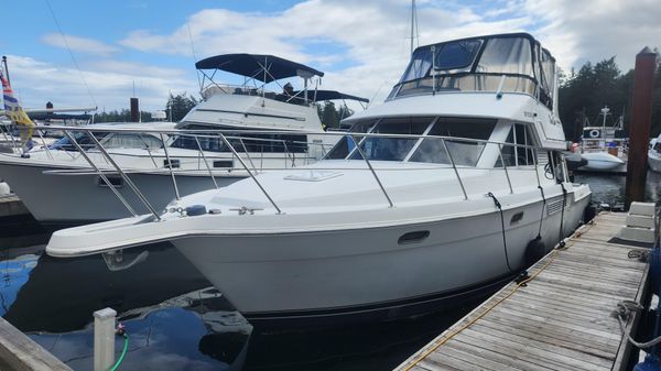 Carver 370 Voyager