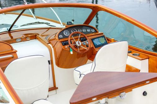 Hinckley Talaria 29 Runabout image