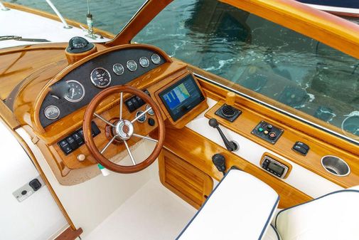 Hinckley Talaria 29 Runabout image