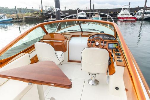 Hinckley Talaria 29 Runabout image